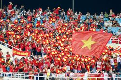 Người h&acirc;m mộ sẵn s&agrave;ng theo ch&acirc;n ĐT Việt Nam đến trận chung kết