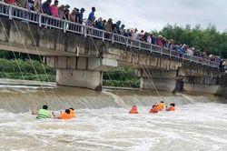 Lũ cuốn tr&ocirc;i cầu tạm, nhiều nh&agrave; d&acirc;n ở Nghệ An bị c&ocirc; lập, 1 người đuối nước