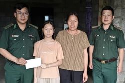 Hỗ trợ kinh phí cho 4 học sinh 'Con nuôi đồn biên phòng' trước thềm năm học mới