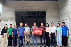 Xã Hòa An trao kinh phí hỗ trợ xóa nhà tạm, nhà dột nát tại xóm Hồng Việt