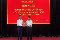 Trao Quyết định về c&ocirc;ng t&aacute;c c&aacute;n bộ tại Kiểm to&aacute;n nh&agrave; nước khu vực III