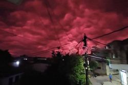 Rợn người vầng sáng đỏ kỳ dị bao trùm bầu trời sau động đất 7,4 độ Richter: Chuyên gia giải mã khiến ai cũng ngã ngửa