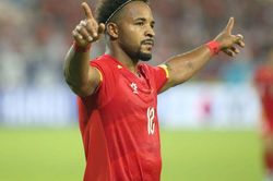 Nguyễn Xuân Son phô diễn khả năng săn bàn, lập kỷ lục tại ASEAN Cup
