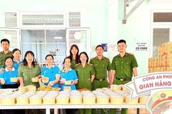 Ấm áp nghĩa tình những suất ăn gửi đến bệnh viện của Công an tỉnh Lâm Đồng