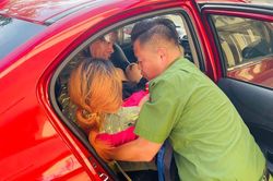 Đại úy Công an kịp thời cứu 2 mẹ con gặp nạn trên Quốc lộ 2