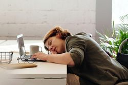 Chiều nào cũng uể oải, thiếu năng lượng: 4 thói quen tưởng vô hại có thể là thủ phạm