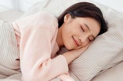 Khó ngủ, hay tỉnh giấc giữa đêm: Thói quen 5 phút giúp tâm trí thư giãn
