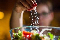 Người Việt vẫn ăn mặn gấp 1,6 lần khuyến nghị: Chuyên gia chỉ cách giảm muối