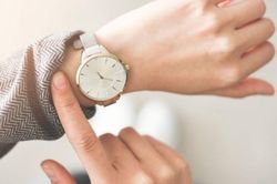 3 thói quen đeo đồng hồ nên bỏ nếu không muốn cổ tay ngứa, đỏ và kích ứng