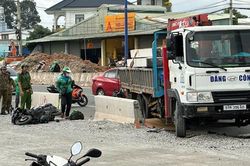 Xe tải cẩu tông liên tiếp hai xe máy trên Quốc lộ 13 khiến 3 người thương vong