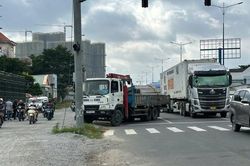 Xe tải cẩu tông liên tiếp hai xe máy trên Quốc lộ 13 khiến 3 người thương vong