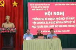 TPHCM: Vận chuyển 7.104 mẫu h&agrave;i cốt liệt sĩ đi gi&aacute;m định ADN bằng m&aacute;y bay qu&acirc;n sự CASA