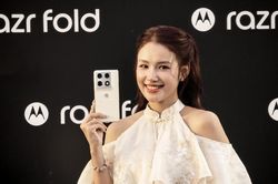 Cận cảnh Motorola Razr Fold, smartphone gập ngang giá gần 50 triệu đồng