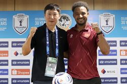 HLV Kim Sang-sik: Mong Xuân Son ghi 3 bàn vào lưới Thái Lan