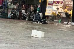 Đang tr&uacute; mưa, hai người bị s&eacute;t đ&aacute;nh thương vong