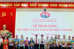 Gần 200 đảng vi&ecirc;n phường Phương Liệt được trao tặng Huy hiệu Đảng