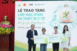 Trao tặng lớp học STEM v&agrave; thiết bị y tế tại tỉnh Bắc Ninh