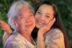 Các con của NSƯT Lê Vi từ Pháp về thăm bà ngoại