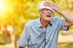 Sau tuổi 60, cơ thể dễ bị sốc nhiệt trong ngày nắng nóng: 4 dấu hiệu không nên bỏ qua