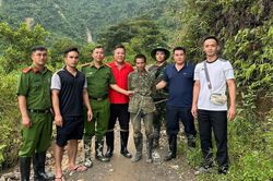 Bắt đối tượng bị truy nã tội giết người trốn trong rừng sâu