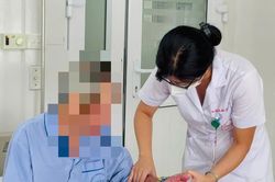 Nhầm hạ kali với hạ canxi, người đàn ông 41 tuổi suýt liệt tay chân