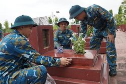 Bộ đội Quân chủng Phòng không - Không quân chuẩn bị lấy mẫu hài cốt liệt sĩ chưa xác định được danh tính