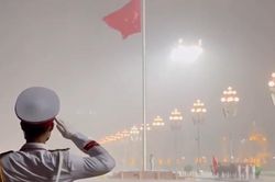 Khoảnh khắc lễ hạ cờ giữa cơn mưa lớn ở Quảng trường Ba Đình gây sốt