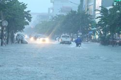 Mưa lớn, nhiều tuyến phố trung t&acirc;m Nghệ An ngập s&acirc;u, loạt xe chết m&aacute;y