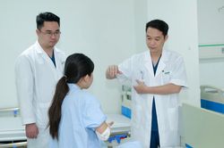 Sau 3 ngày phẫu thuật gãy xương do tai nạn, tay bé gái đã vận động được