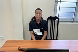 'Truy nóng' người đàn ông cất giấu 3 khẩu súng cùng nhiều hung khí