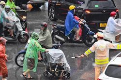 Khoảnh khắc sưởi ấm lòng người dưới mưa lớn trong giờ tan tầm ở Hà Nội