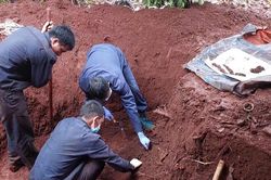 Gia Lai: Quy tập 11 h&agrave;i cốt liệt sĩ, ph&aacute;t hiện b&uacute;t khắc t&ecirc;n 'Long Bắc'