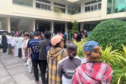 Phụ huynh TP.HCM nghỉ làm, xếp hàng cả buổi chiều để mua SGK cho con