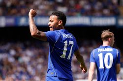 Premier League đang l&agrave;m loạn thị trường chuyển nhượng