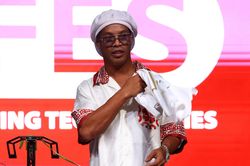 Ronaldinho trở lại sân cỏ ở tuổi 46