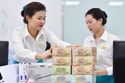 Lãi suất tiết kiệm lên hơn 9%/năm, người dân lại mang tiền đi gửi