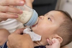 Trẻ sơ sinh cần bao nhiêu sữa mỗi ngày?