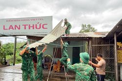 Bộ đội Biên phòng giúp dân dựng lại mái nhà sau dông lốc