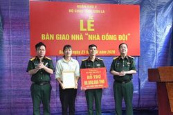 B&agrave;n giao 'Nh&agrave; đồng đội' tặng gia đ&igrave;nh qu&acirc;n nh&acirc;n tại phường T&ocirc; Hiệu