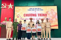 Cảnh s&aacute;t giao th&ocirc;ng Sơn La hỗ trợ 13 trẻ em kh&oacute; khăn trước năm học mới