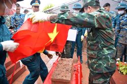 Chiến sĩ Phòng không - Không quân dầm mưa lấy mẫu ADN xác định danh tính liệt sĩ