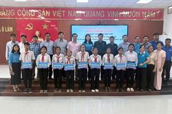 Trao 50 suất học bổng tr&ecirc;n qu&ecirc; hương Nữ Anh h&ugrave;ng d&acirc;n tộc Khmer