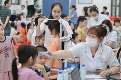 Hà Nội triển khai khám sức khỏe miễn phí cho học sinh trước năm học mới