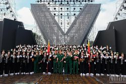 Khối đội hình nữ duyệt hoàn thiện trên sân khấu chính 'Tổ Quốc Trong Tim 2'
