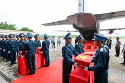 H&agrave; Nội đ&oacute;n 7.104 mẫu h&agrave;i cốt liệt sĩ vận chuyển từ Th&agrave;nh phố Hồ Ch&iacute; Minh bằng chuy&ecirc;n cơ ra phục vụ gi&aacute;m định ADN