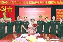 Bộ đội Biên phòng Điện Biên gặp mặt, chúc mừng con nuôi đỗ đại học trong Chương trình 'Mẹ đỡ đầu'