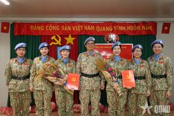 Tự hào tuyên thệ dưới cờ Đảng ở phái bộ gìn giữ hòa bình