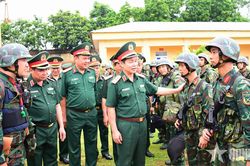 Thượng tướng Đỗ Xuân Tụng kiểm tra sẵn sàng chiến đấu tại Bộ CHQS tỉnh Phú Thọ