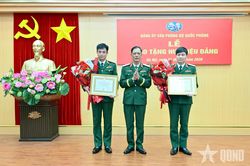 Trao Huy hiệu Đảng tặng các đảng viên thuộc Đảng bộ Văn phòng Bộ Quốc phòng