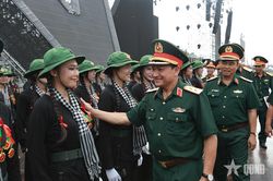Trung tướng L&ecirc; Văn Hướng kiểm tra, động vi&ecirc;n c&aacute;c lực lượng luyện tập tham gia chương tr&igrave;nh nghệ thuật 'Tổ quốc trong tim'